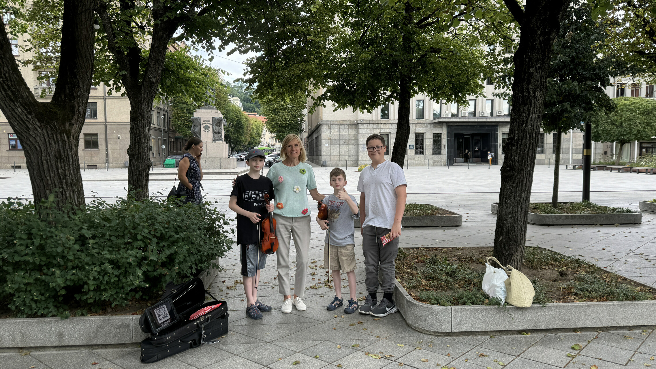 06.16.2024: Today, we gained a new fan in Kaunas! A lovely lady approached us, praising our performance and expressing her admiration. She spoke good English, having lived in Cincinnati, Ohio, USA. Additionally, our good friend Vili, a Kaunas local, was invaluable as our interpreter during today's performance.